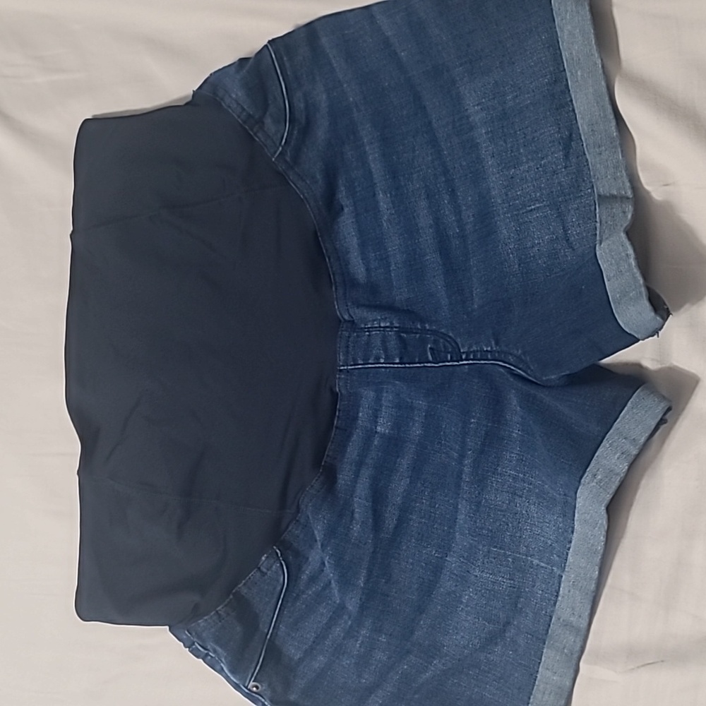 Isabel maternity shorts